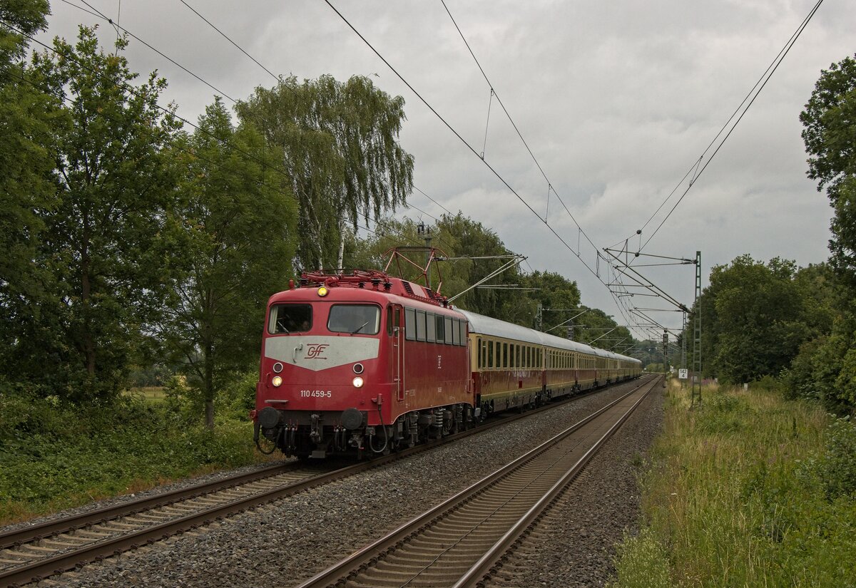 110 459-5 zieht den AKE-Rheingold auf der Rückfahrt von Görlitz durch Nordbögge (10.07.2022)