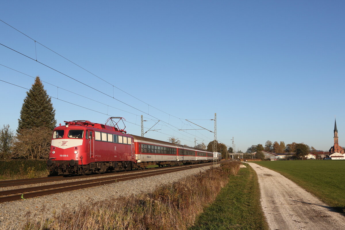 110 459 von  GfF  mit einem Sonderzug aus Freilassing kommend am 13. November 2022 bei Übersee m Chiemsee.