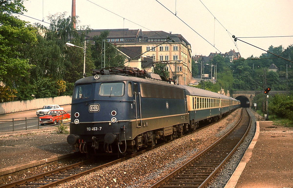 110 463-7 durchfährt im Mai 1978 mit einem D-Zug den Bahnhof Stuttgart-Feuerbach. In blau mit altem DB-Keks für mich immer noch die schönste E 10.3.