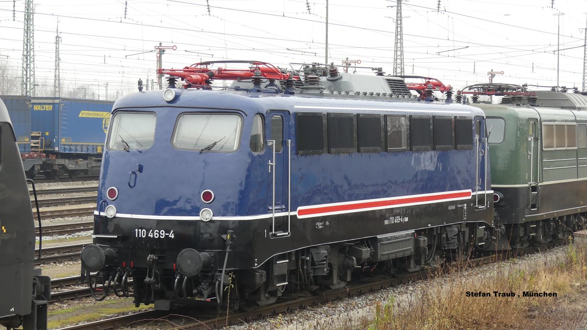 110 469-4  von D-Train in München Ost Rangierbf am 21.12.2016
vom S-Bahnsteig München-Berg am Laim aus aufgenommen.