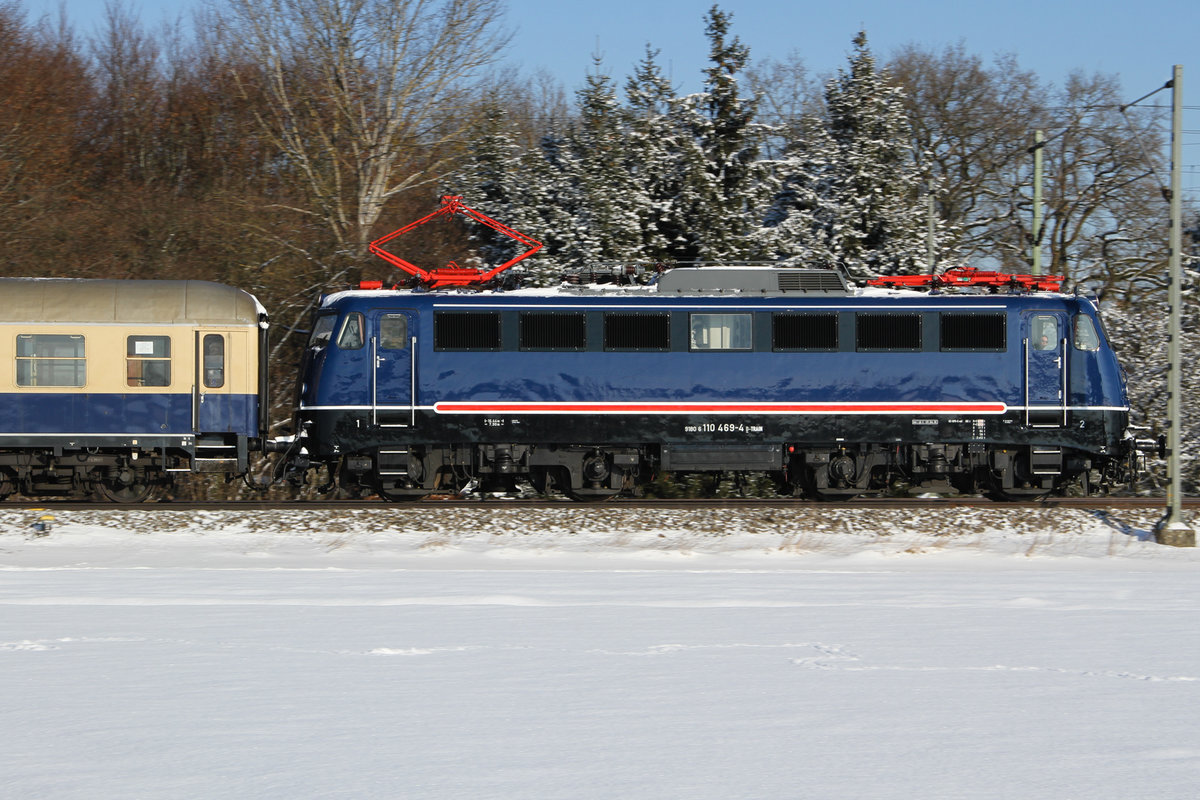 110 469-4 von D-Train in schöner Winterlandschaft am 10.01.17 bei Zorneding. Mit solchen Bahnbildern ist es ein guter Start ins neue Jahr.