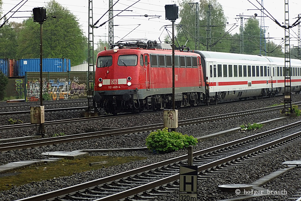 110 469-4 fuhr bei schmuddelwetter am 08.05.13 mit einen schadzug durch hh-harburg