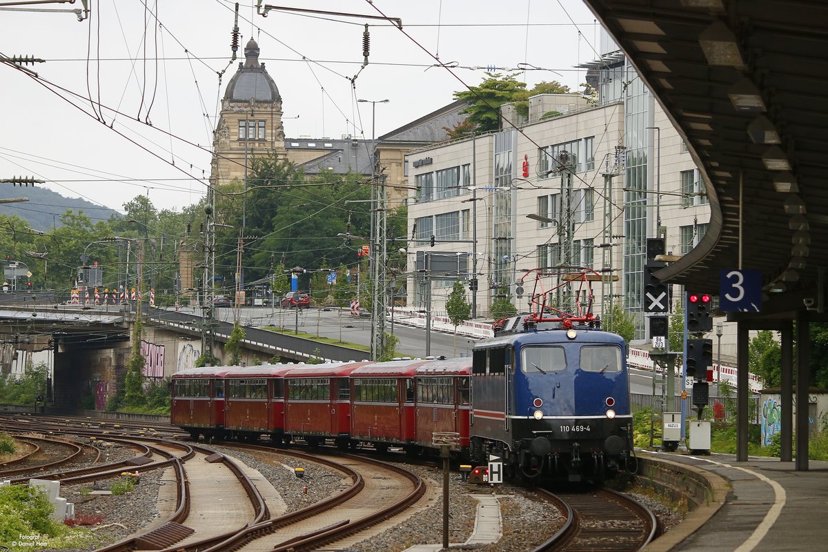 110 469-4 mit AKE Schienenbus in Wuppertal Hbf, am 02.07.2017.
Diese Sonderfahrt ging nach Altenbeken.