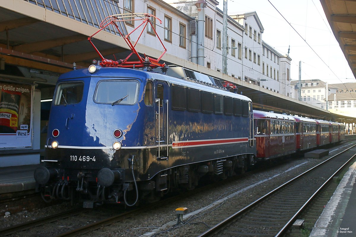 110 469-4 mit AKE Schienenbus VT98 in Wuppertal Hbf, am 02.07.2017.