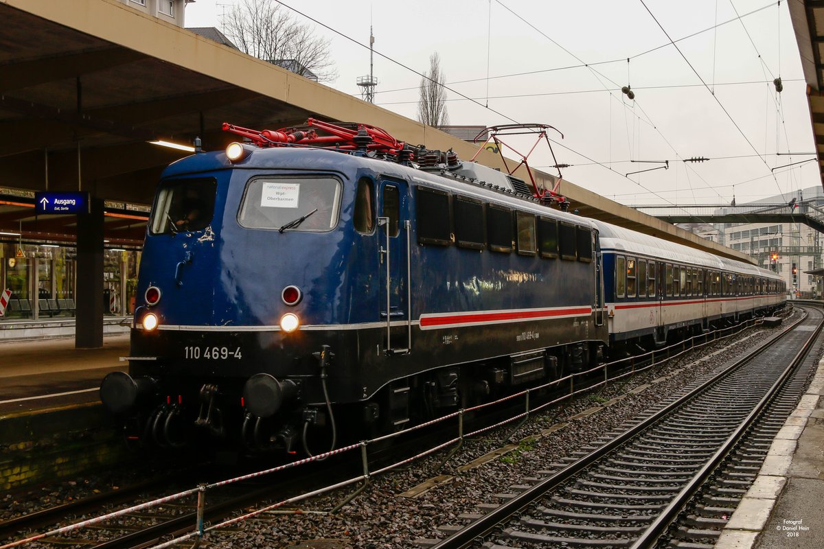 110 469-4 mit Nationalexpress Ersatzzug RB48 in Wuppertal Hbf, am 01.02.2018.