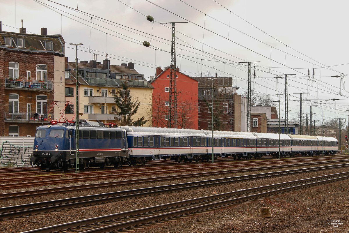 110 469-4 mit Nationalexpress Ersatzzug in K�ln West, Februar 2018.