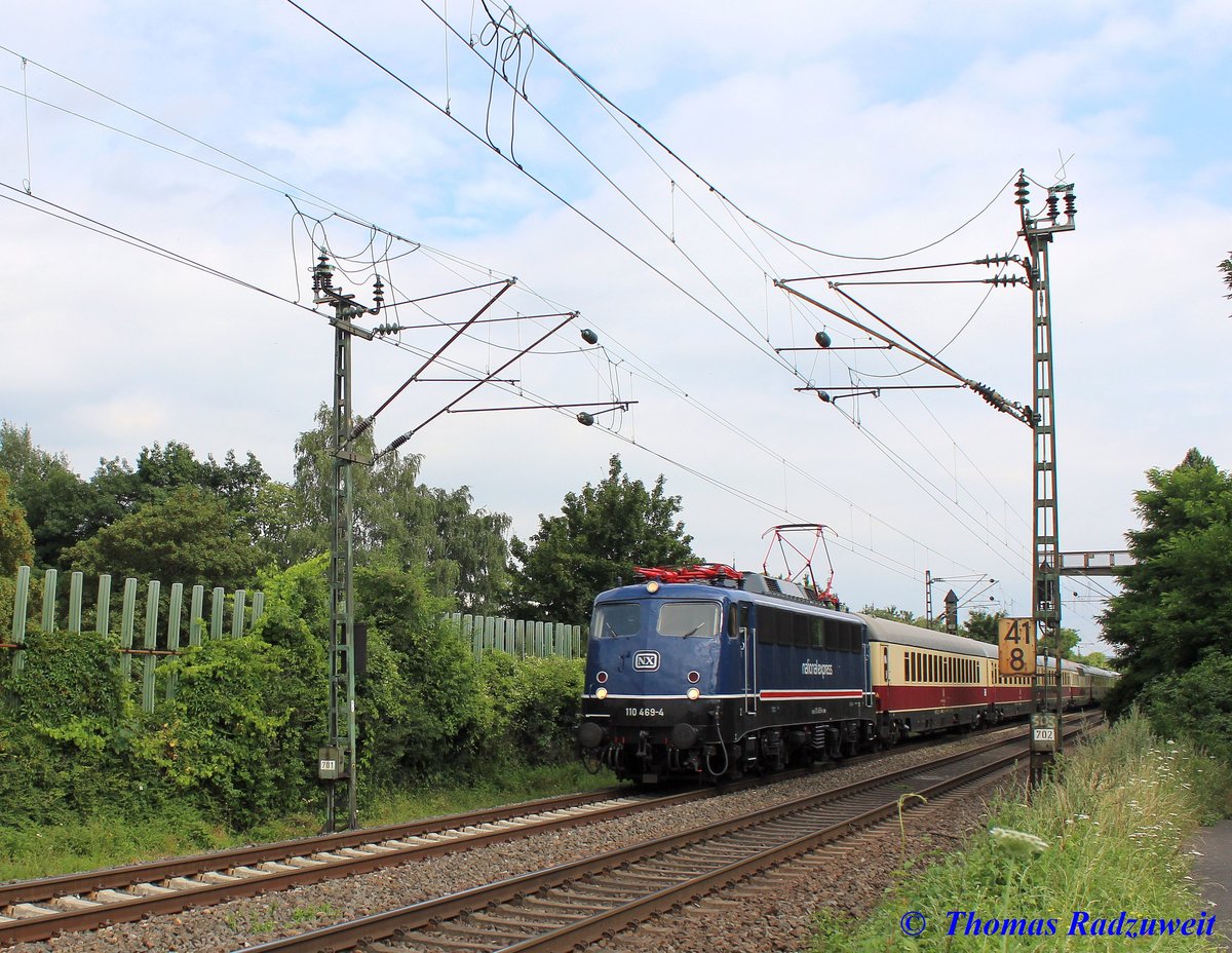 110 469-4 der  National Express  (gehört jetzt zur TRI, Train Rental GmbH) fährt am 16.7.2016 auf der linken Rheinstrecke, KBS 470, mit einem AKE-Sonderzug nordwärts in voller Fahrt Richtung Köln Hbf. Die Aufnahme entstand kurz vor Bonn-Mehlem.