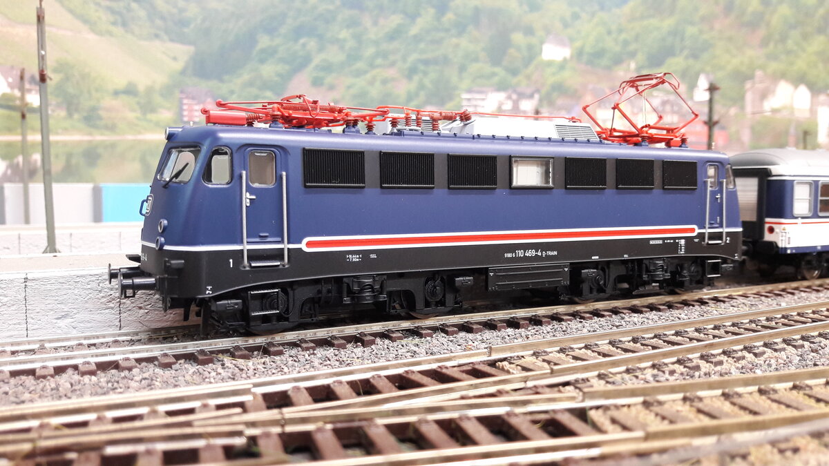 110 469-4 in TRI ( Train Rental GmbH ), TRI ist interessiert an dem Erhalt historischer Bahnfahrzeuge wie die hier gezeigte E10 Bügelfalte. Desweiteren werden ehemalige n-Wagen erhalten, die auch für Ersatzverkehre eingesetzt werden. Die 110 469-4 wurde im Ursprung als E10 469 in Stahlblau 1966 in Dienst gestellt. Im Jahre 2016 an TRI verkauft. Das hier gezeigte Modell ist von Piko, Top Modell 51810 DC digital.