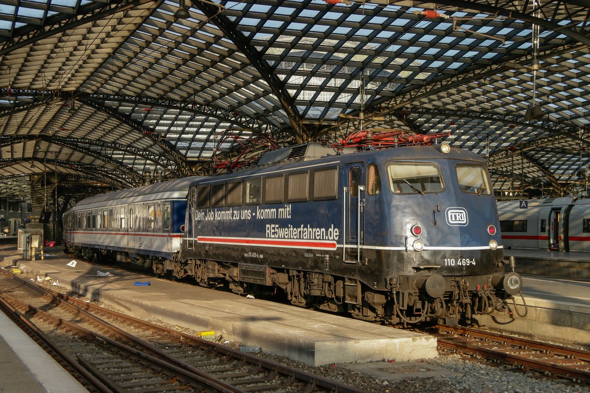 110 469-4 TRI mit neuer Beschriftung mit NX-Ersatzzug RB48 in Köln Hbf, am 16.11.2018.