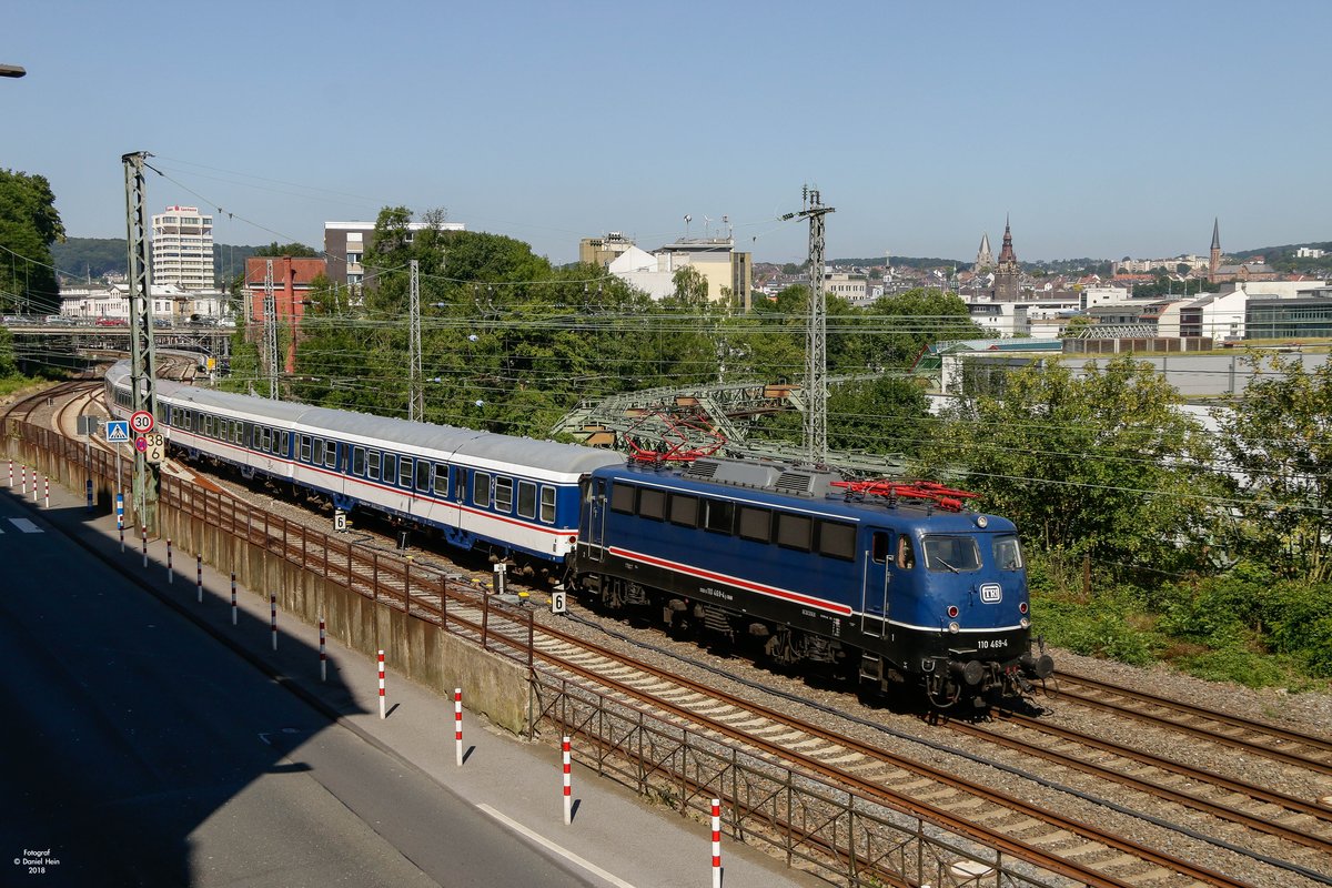 110 469-4 TRI/NX mit Nationalexpress Ersatzzug RB48 in Wuppertal, am 06.06.2018.