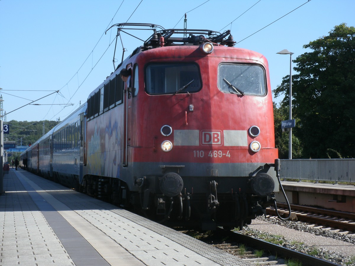 110 469 mit dem EC 378 Binz-Brno,am 07.September 2013,vor der Abfahrt in Bergen/R�gen.