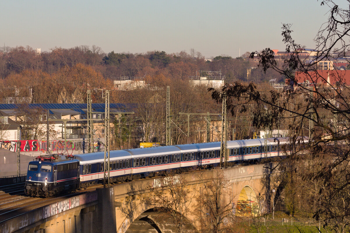 110 469 mit MEX 13 Aalen-Stuttgart am 18.12.2023 auf der Neckarbrücke in Stuttgart-Bad Cannstatt. 