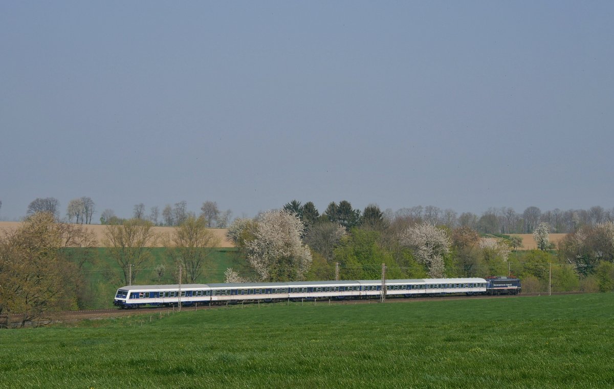 110 469 schob am 15.04.2019 den RB 48 Ersatzzug nach Köln Hbf. Ich konnte den Zug in den Feldern von Haan aufnehmen.