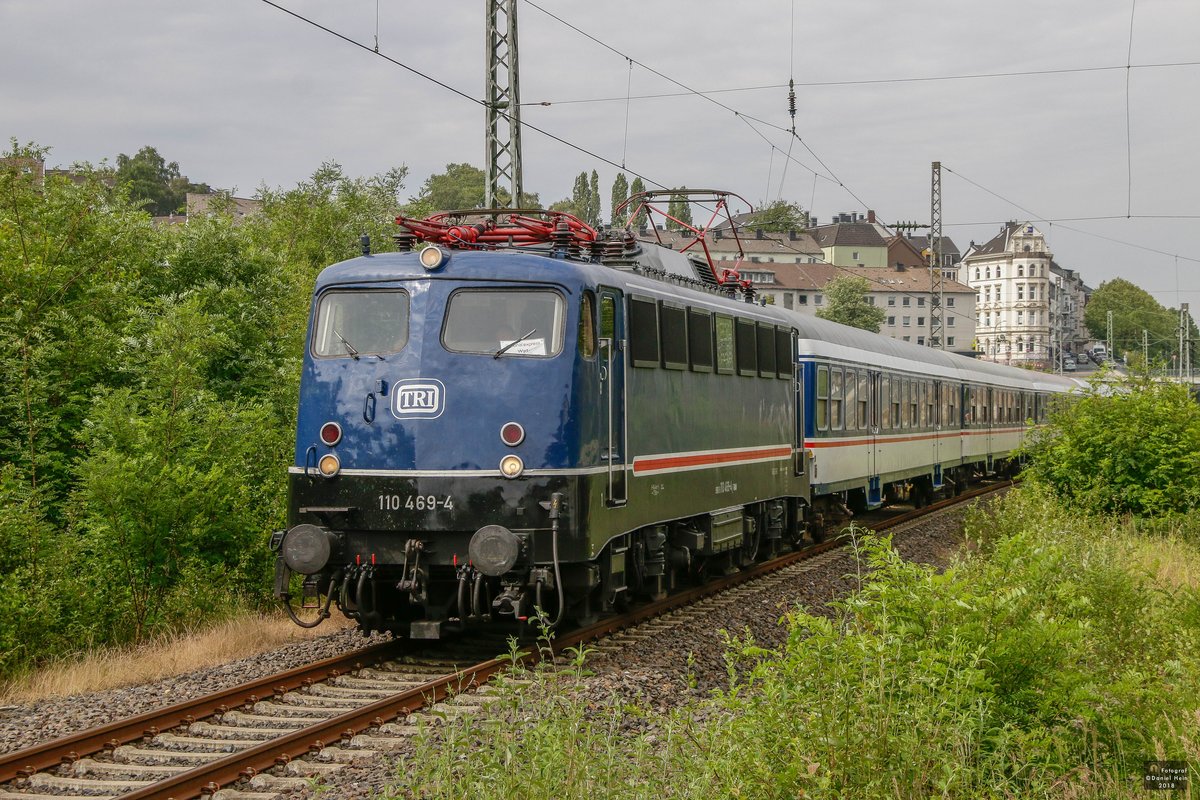 110 469 TRI mit NX-Ersatzzug RB48 in Wuppertal Barmen, am 12.06.2018.