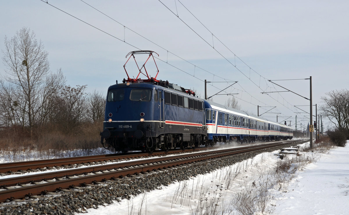 110 469 der TRI überführte am 18.03.18 fünf TRI-Wagen von Delitzsch nach Köln. Hier passiert der Zug auf dem Weg Richtung Dessau Greppin.