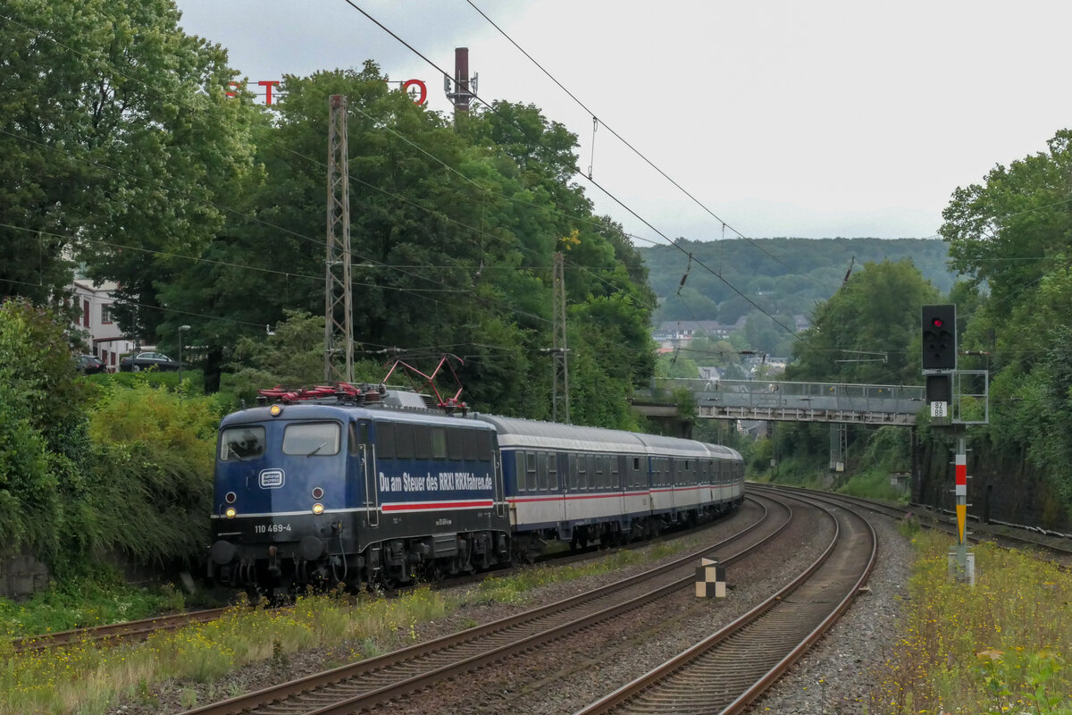 110 469 zieht ihre RB 48 nach Bonn Hbf durch Wuppertal-Sonnborn. 18.08.2021