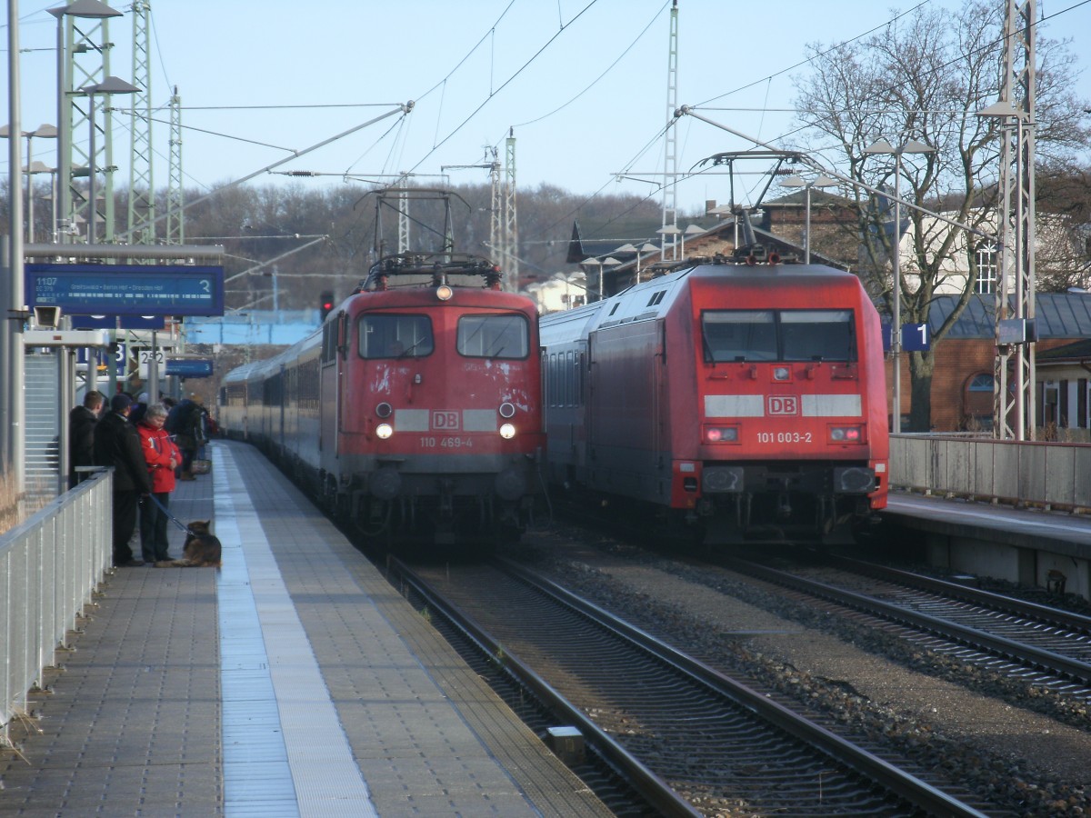 110 469,mit dem EC 379 Binz-Brno,traf am 03.Januar 2014,zeitgleich auf die 101 003,mit dem IC 2184 Hannover-Binz,in Bergen/Rügen.