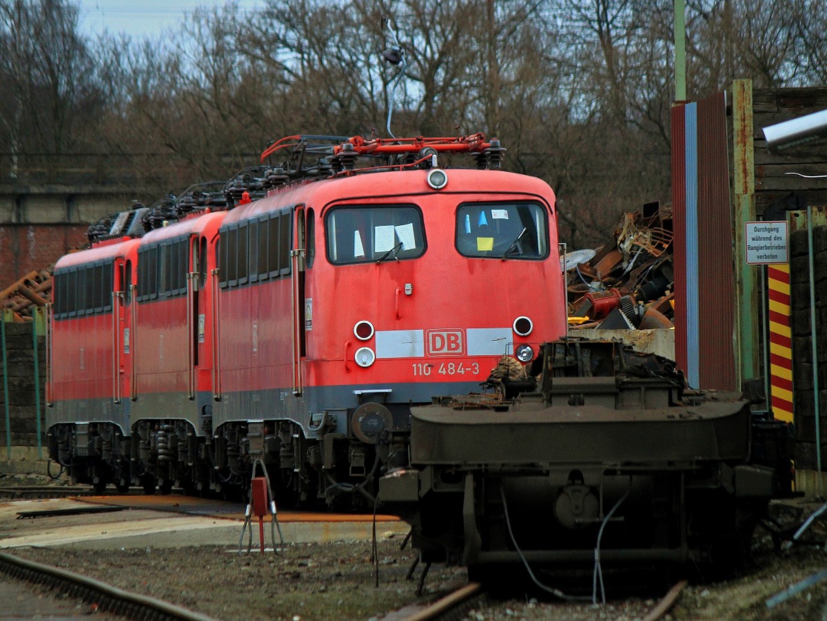 110 484-3 und zwei weitere 110er stehen in Eschweiler beim Verwerter um dort zerlegt zu werden. Fotografiert am 05.01.2014 von der Phönixstraße durch den Zaun des Werkgeländes. 