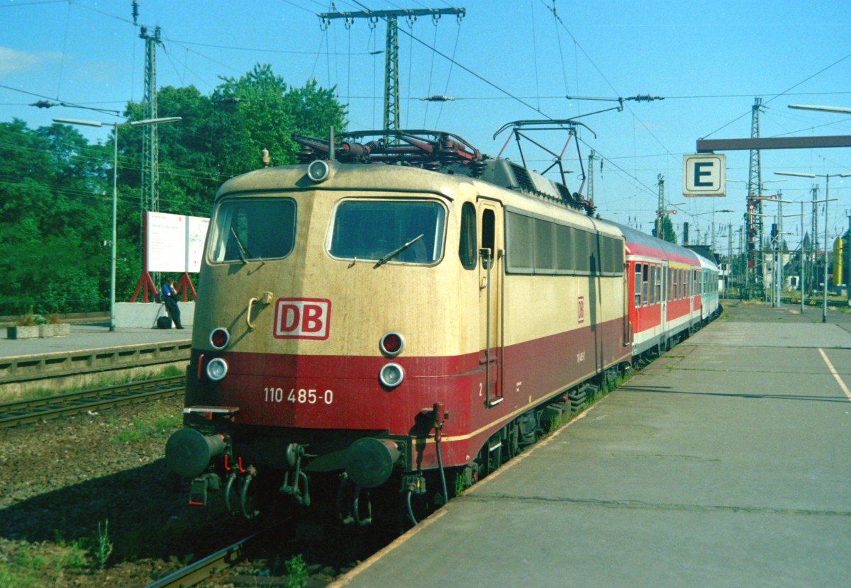 110 485 mit RE 24431 (Bremen–Hamburg) am 27.07.1999 in Bremen Hbf