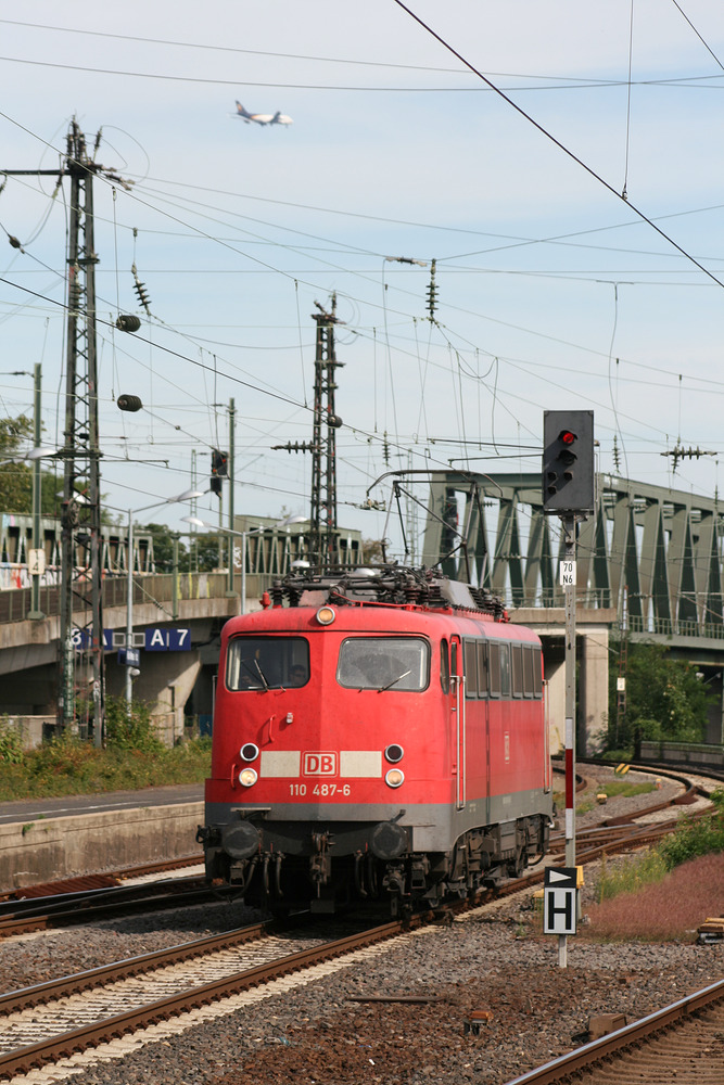 110 487 am 2. September 2012 im Bahnhof Köln Messe / Deutz.
Wer genau hinsieht, erkennt auf dem Foto auch einen UPS-Frachtflieger.