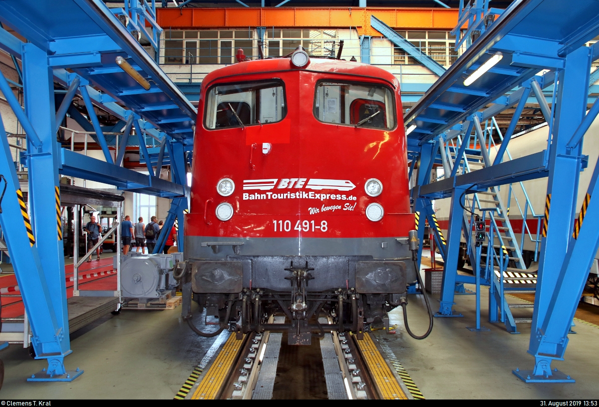 110 491-8 (112 491-6 | 114 491-4) der BahnTouristikExpress GmbH (BTEX) steht in der Werkhalle 1 des DB Werk Dessau (DB Fahrzeuginstandhaltung GmbH).
Aufgenommen während des Tags der offenen Tür anlässlich 90 Jahre Instandhaltung elektrischer Lokomotiven.
[31.8.2019 | 13:53 Uhr]