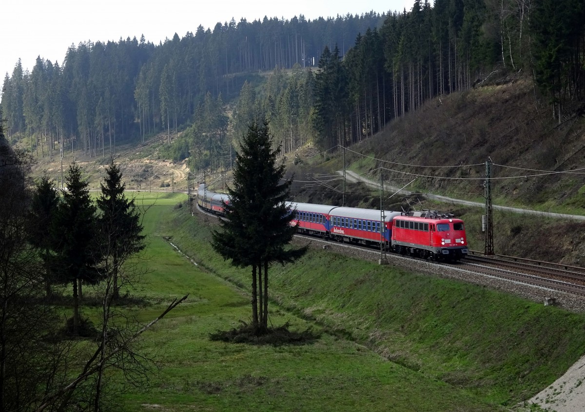 110 491-8 vom BTE ist am 23. April 2015 mit einem Sonderzug auf der Frankenwaldbahn zwischen Förtschendorf und Steinbach am Wald unterwegs.
