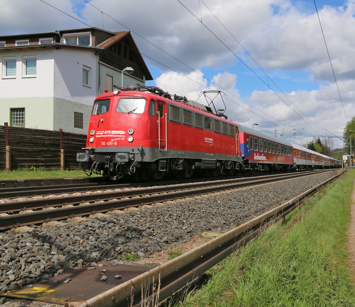 110 491-8 der BTE mit Sonderzug in Fahrtrichtung Süden. Aufgenommen in Ludwigsau-Friedlos am 24.04.2016.