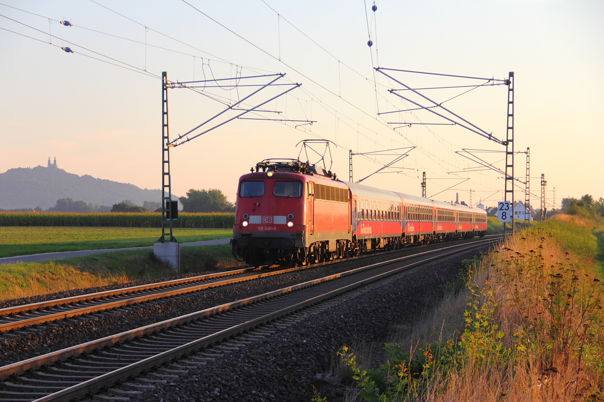 110 491-8 DB mit dem Pilger Sonderzug bei Staffelstein am 07.09.2013.