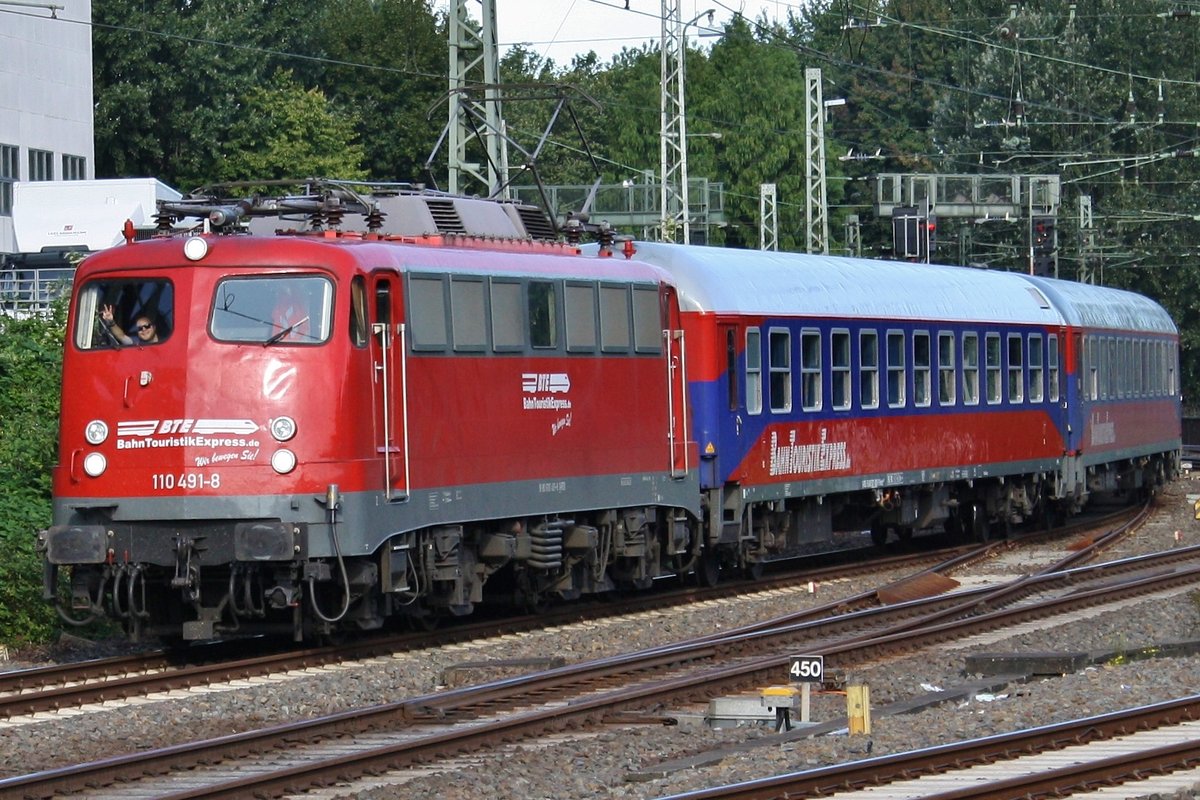 110 491-8 durchfährt am 2.9.2017 mit mehreren BTE-Wagen den Hamburger Hauptbahnhof in Richtung Süden. Grüße zurück an den netten Tf und danke für das Makro.