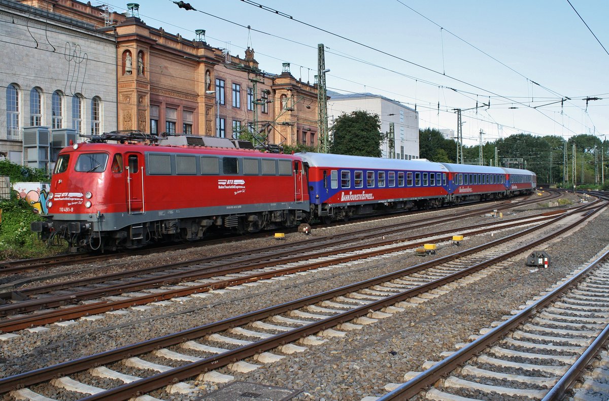 110 491-8 durchfährt am 2.9.2017 mit mehreren BTE-Wagen den Hamburger Hauptbahnhof auf dem Weg in Richtung Süden. 