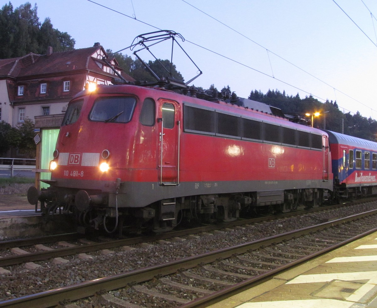 110 491-8 steht am 07. September 2013 mit dem PF 2771 (Kronach - Alttting) auf Gleis 4 im Bahnhof Kronach.