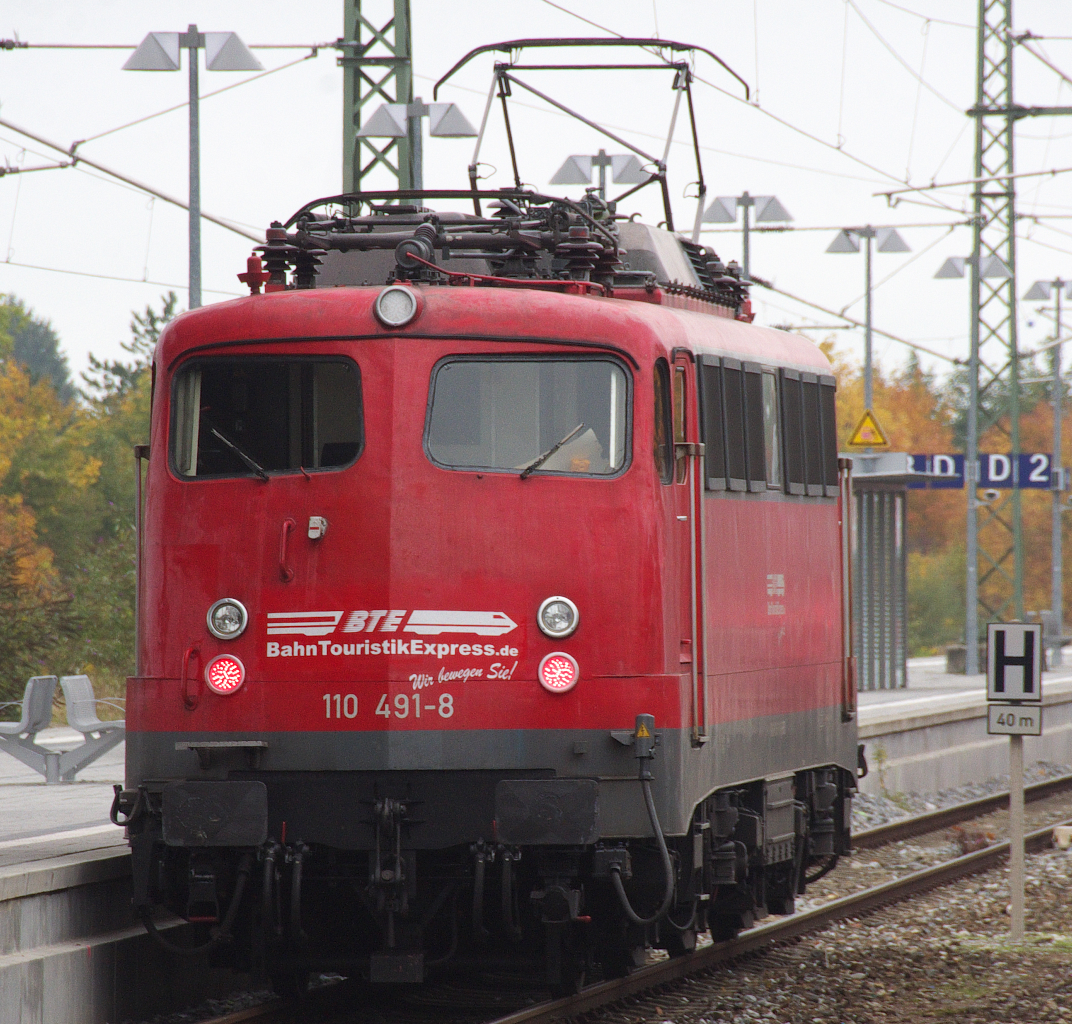 110 491-8 wartet im Bahnhof Murnau auf Ausfahrt in Richtung München. Zuerst darf noch unsere RB mit der wir von Klais gekommen sind ausfahren. 110 491 gehört zur Firma BTE, BahnTouristikExpress. Die Lok kam 1968 auf die Gleise der DB, auffallend sind die neuen LED Leuchten. 09.10.2015 Bahnstrecke 5504 München Hbf. - Mittenwald Grenze. 