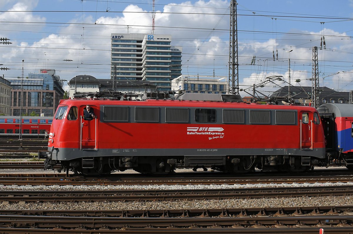 110 491 am 05.05.17 bei der Ausfahrt München Hbf (da freut sich aber einer!)