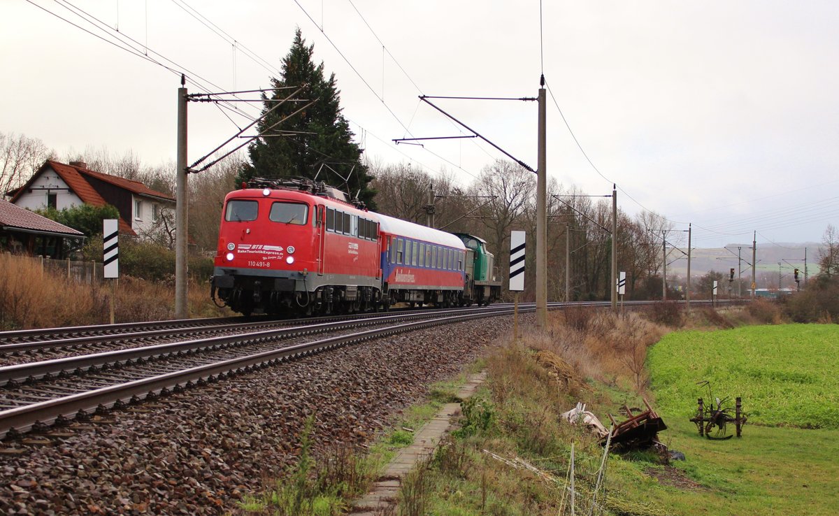 110 491 (BTE) fuhr am 08.12.18 mit 295 024 durch Remschütz nach Dessau.