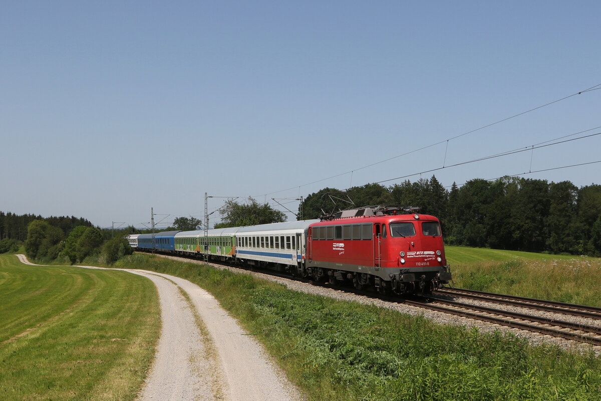 110 491 mit dem  Alpen-Sylt-Nachtexpress  aus München kommend am 19. Juni 2022 bei Grabenstätt im Chiemgau.