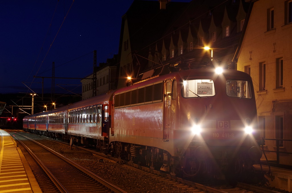 110 491 mit dem PF 2772 am 09.09.2013 gegen 20:30 Uhr in Kronach beim Umsetzen. 