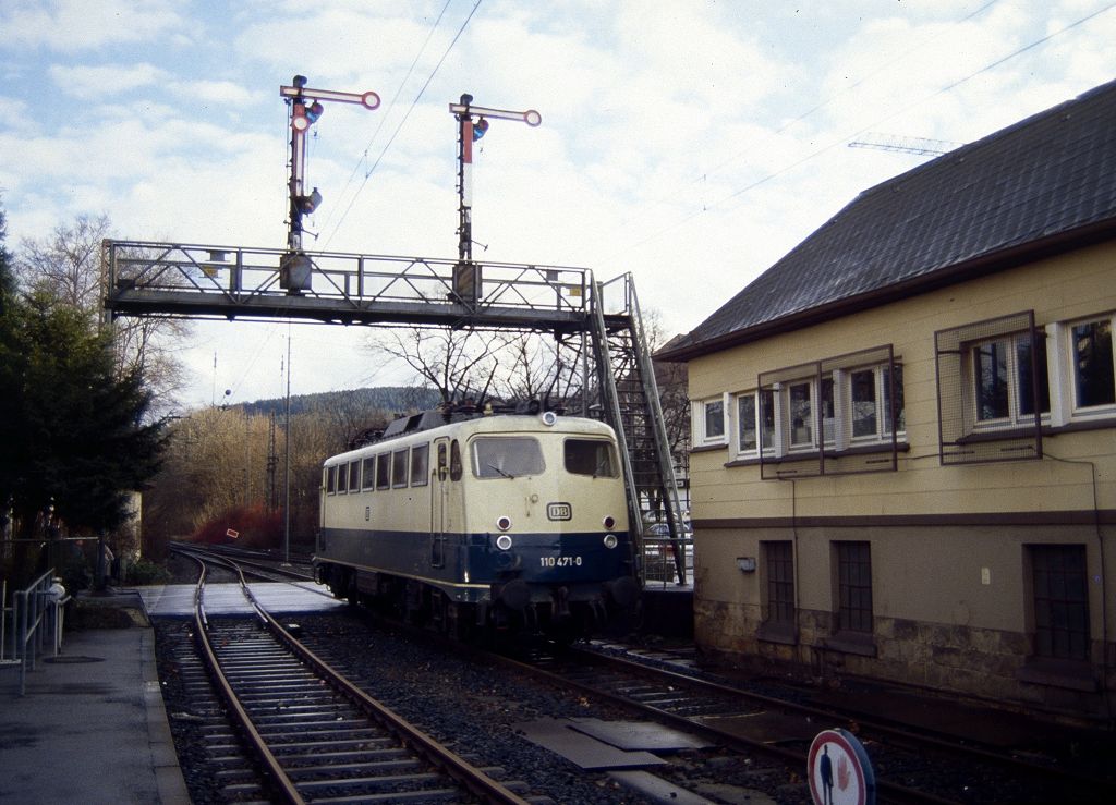110 491 setzt am 09.01.1991 in Iserlohn um und unterquert die Signalbrücke.