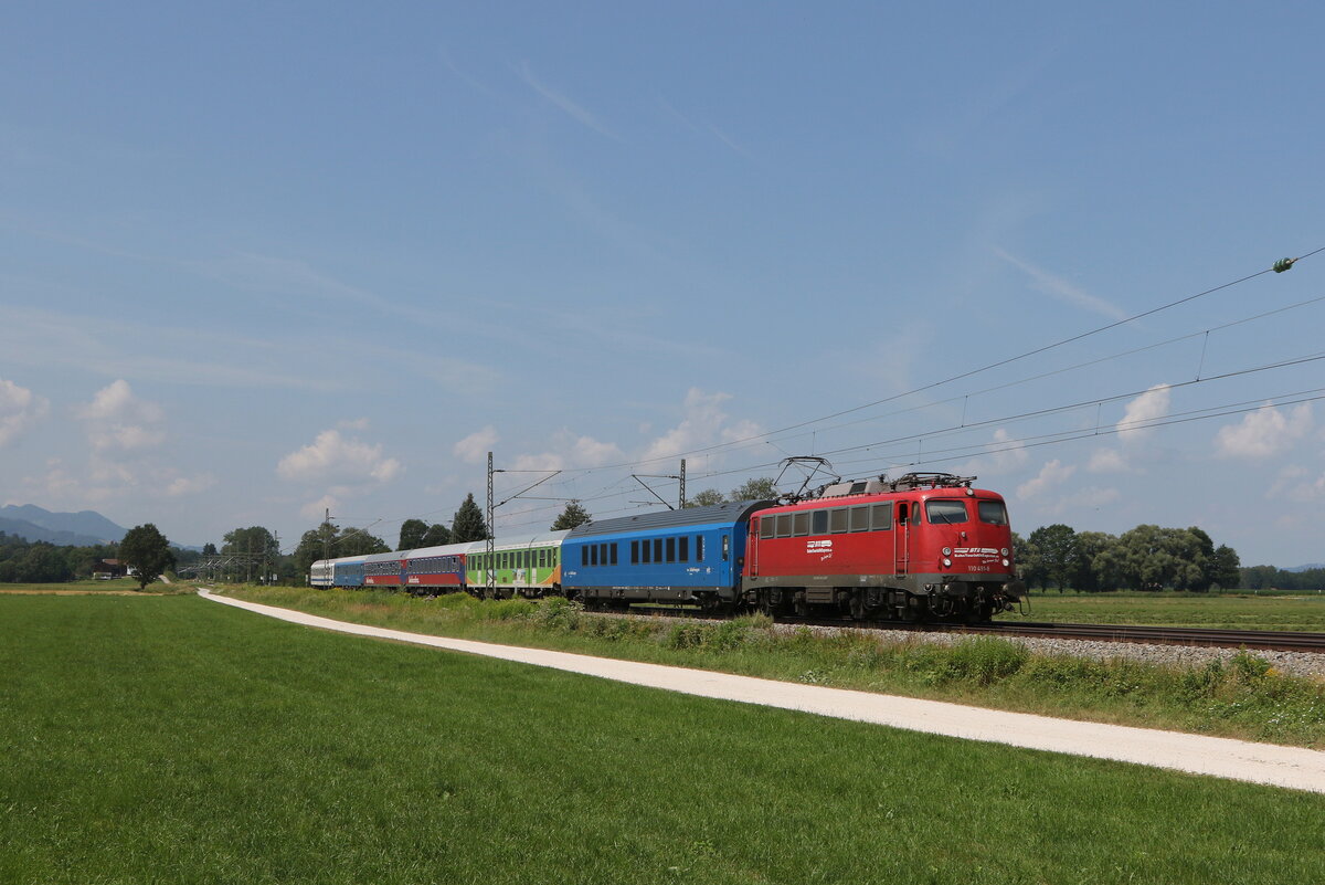 110 491 war am 24. Juli 2022 mit dem  Alpen-Sylt-Nachtexpress  bei Übersee am Chiemsee in Richtung Salzburg unterwegs.
