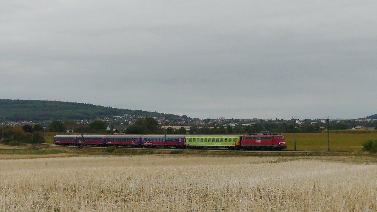 110 491 zieht einen Sonderzug nach Bad Vilbel durch die Wetterau, wo er kurz hinter Butzbach-Ostheim bei frühem Herbstwetter festgehalten werden konnte. Aufgenommen am 2.9.2018 17:49