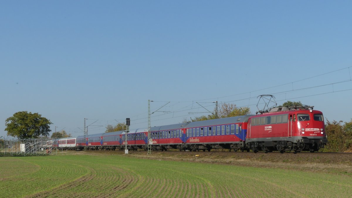 110 491 zieht einen Sonderzug über das Feld zwischen Bickenbach und Hähnlein-Alsbach. Aufgenommen am 14.10.2018 15:39