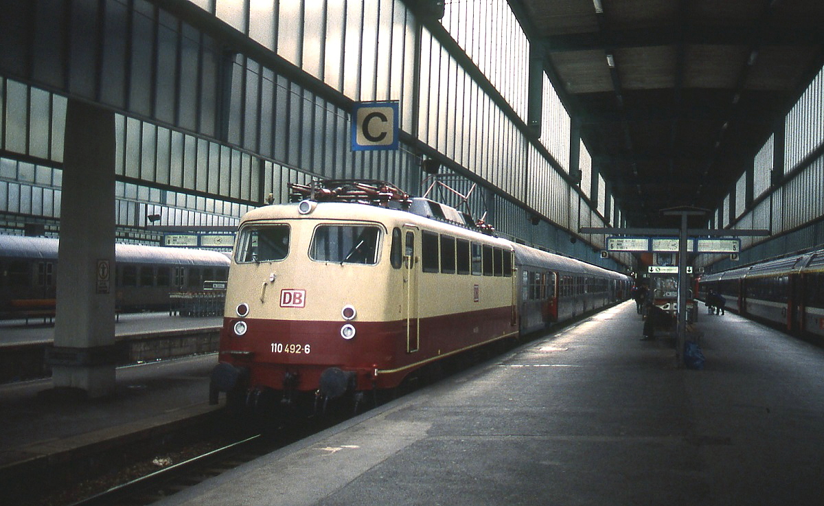 110 492-6 im August 1998 im Stuttgarter Hauptbahnhof. Damals erschien Stuttgart 21 noch als eine Fiktion...