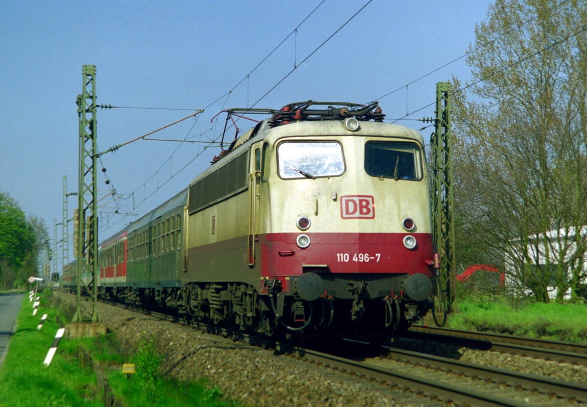 110 496 mit RE 24169 (Bremen–Osnabrck) am 26.04.2000 zwischen Kirchweyhe und Barrien