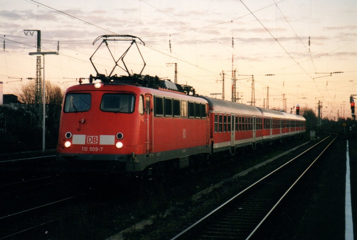 110 509 wartet mit einer Garnitur für die RB65 in Rheine auf die nächste Fahrt nach Münster, um 2008