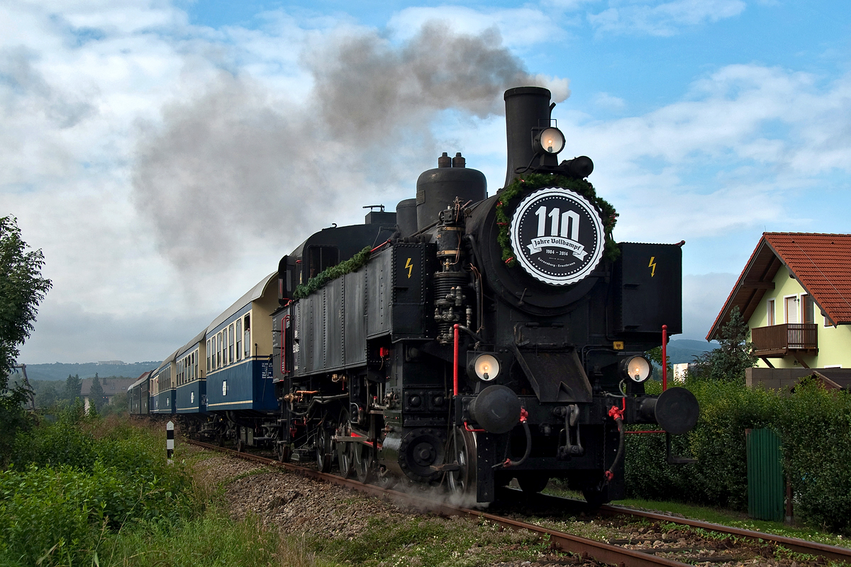 110 Jahre Volldampf zwischen Korneuburg und Ernstbrunn. Zu diesem Anlaß war die BR 93.1420 mit einem Sonderzug von Wien Praterstern nach Ernstbrunn unterwegs. Die Aufnahme entstand am 14.09.2014 an der Landesbahn in Korneuburg. 
