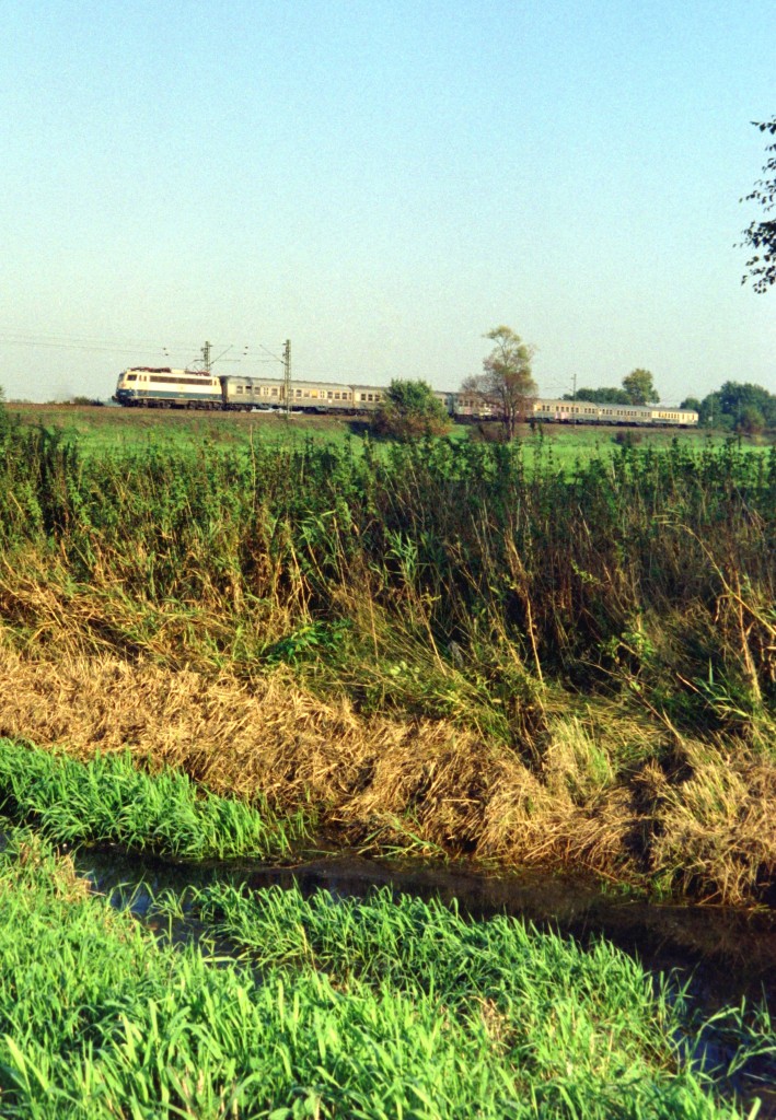 110 xxx mit RE 3220 (Uelzen–Hamburg Hbf) am 10.10.1995 zwischen Winsen (Luhe) und Ashausen