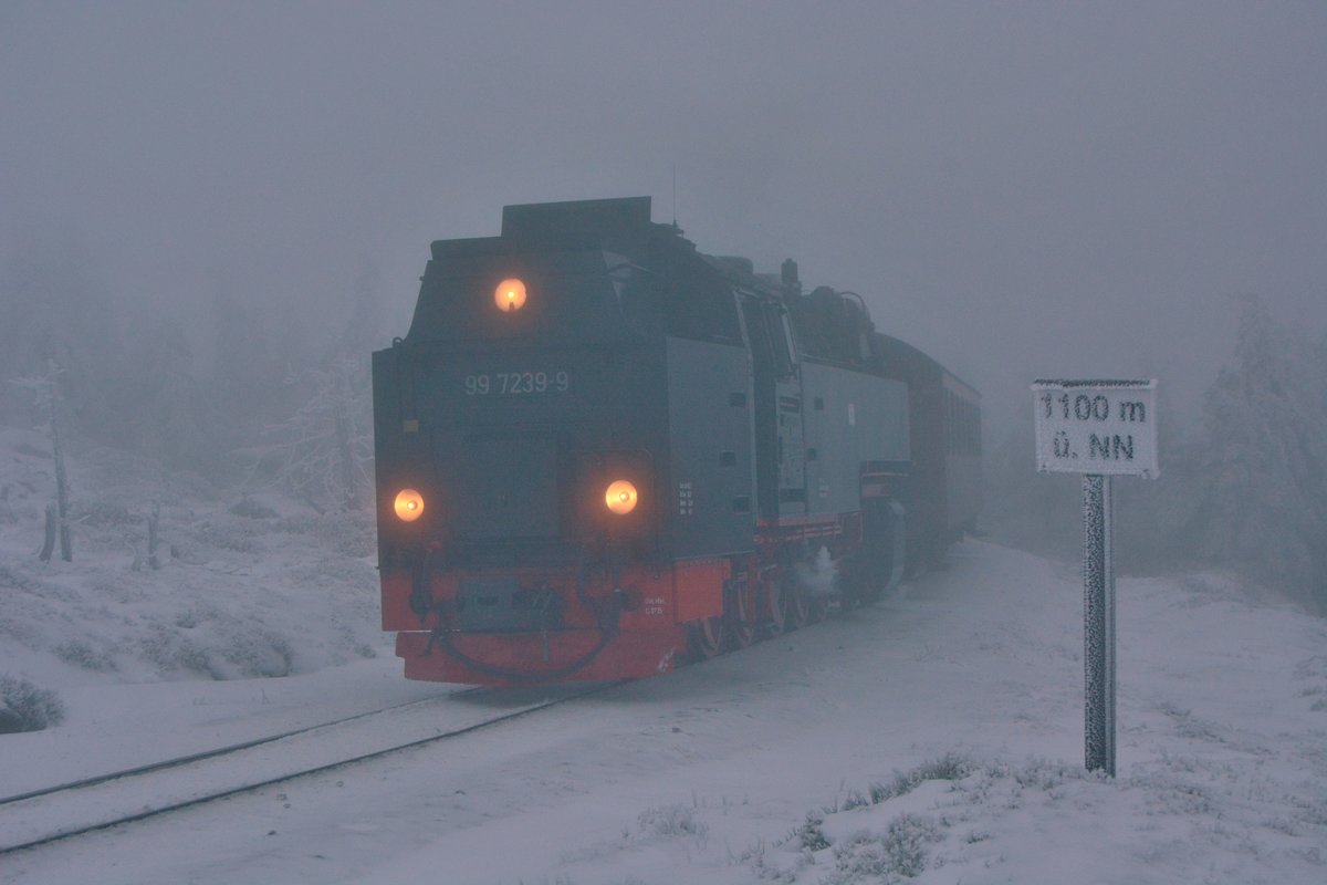 1100 Meter über normal Null. 99 7239-9 arbeitet sich bei Nebel und eisigen -2°C auf den Weg vom Brocken ins Tal.

Brocken 06.01.2020
