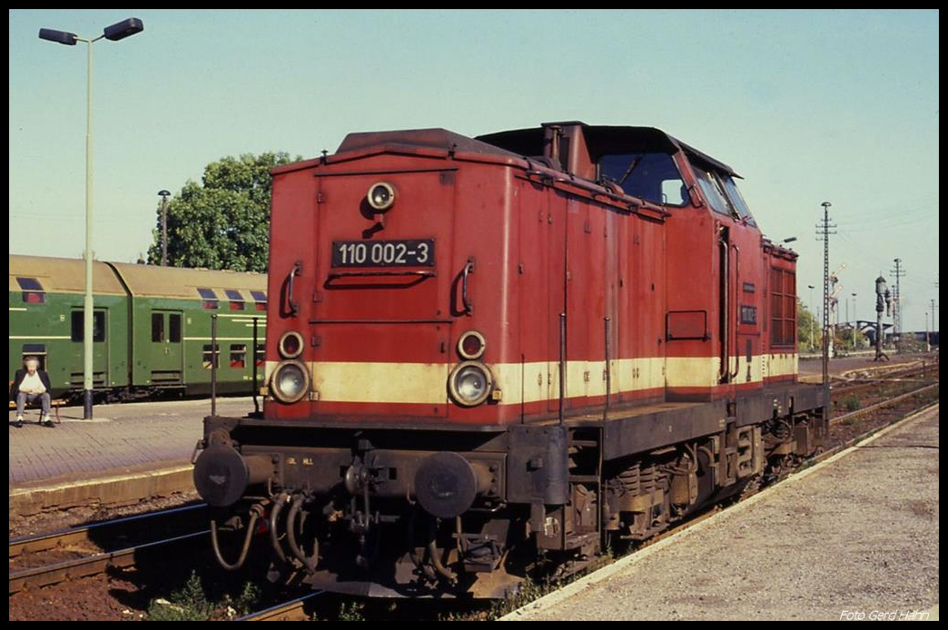 110002 am 3.10.1990 im Bahnhof Gotha.