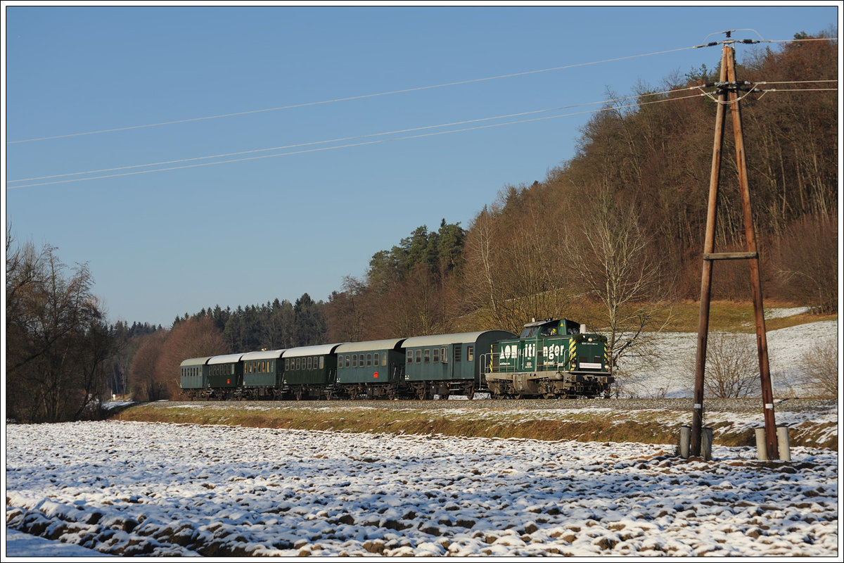 1100.1 als Nikolauszug Spz 8517 von Graz nach Groß St. Florian unterwegs, aufgenommen kurz vor der Haltestelle Oisnitz-St. Josef am 3.12.2017. Auf diesem Bild habe ich das  Nikolauszug  Schild im Bild belassen, auf den folgenden Bildern habe ich es entfernt. 