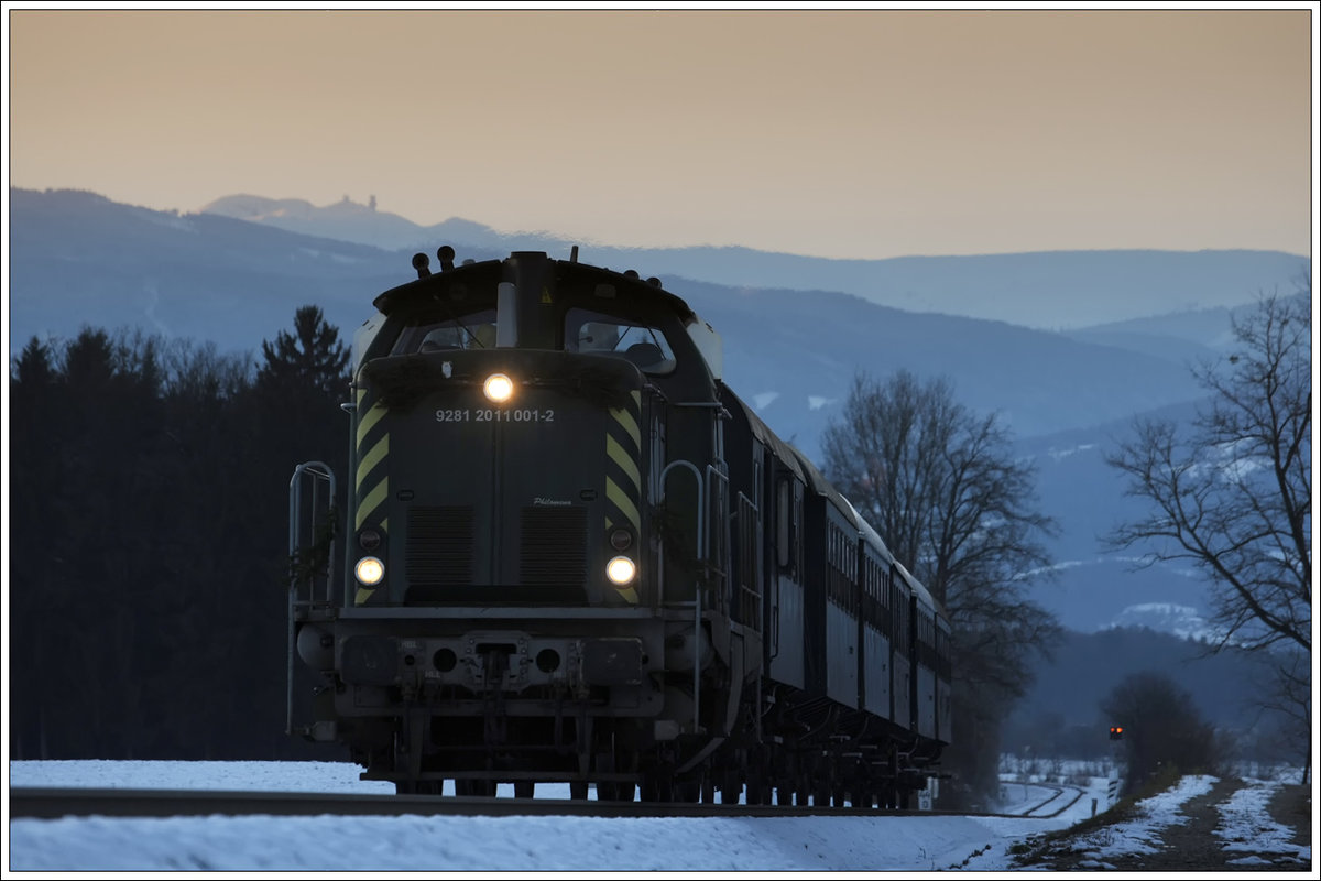 1100.1 mit ihrem Spz 8519 von Groß St. Florian nach Wies kurz vor der Durchfahrt der Haltestelle Dietmannsdorf am 3.12.2017.