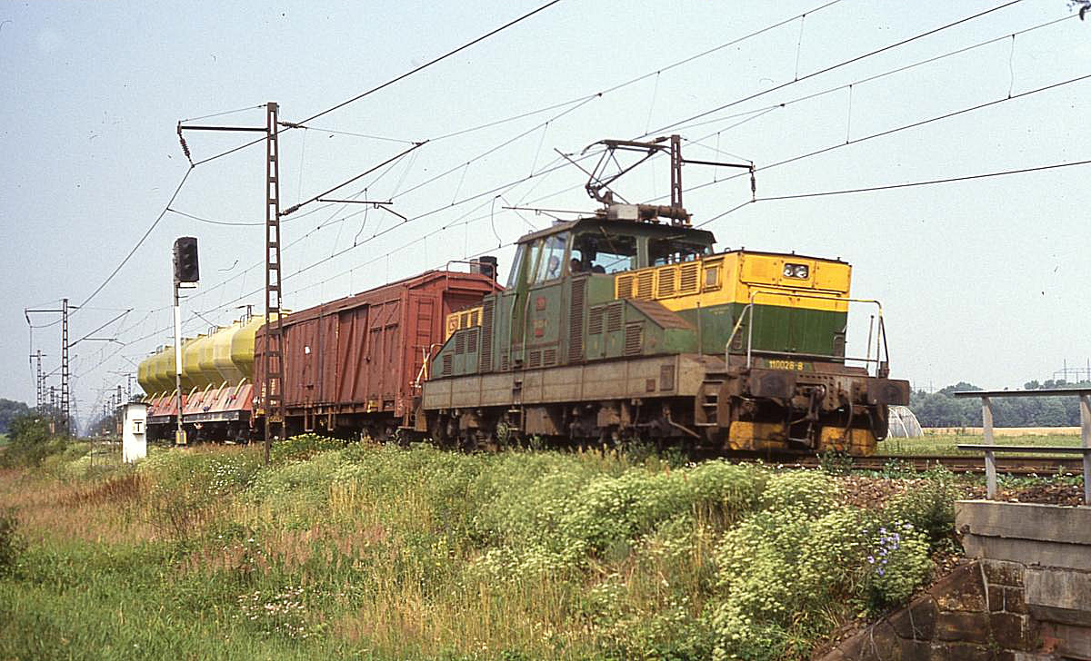 110028 ist am 3.7.1992 um 9.44 Uhr mit einer Übergabe bei Lotha in Richtung Prelouc unterwegs.
